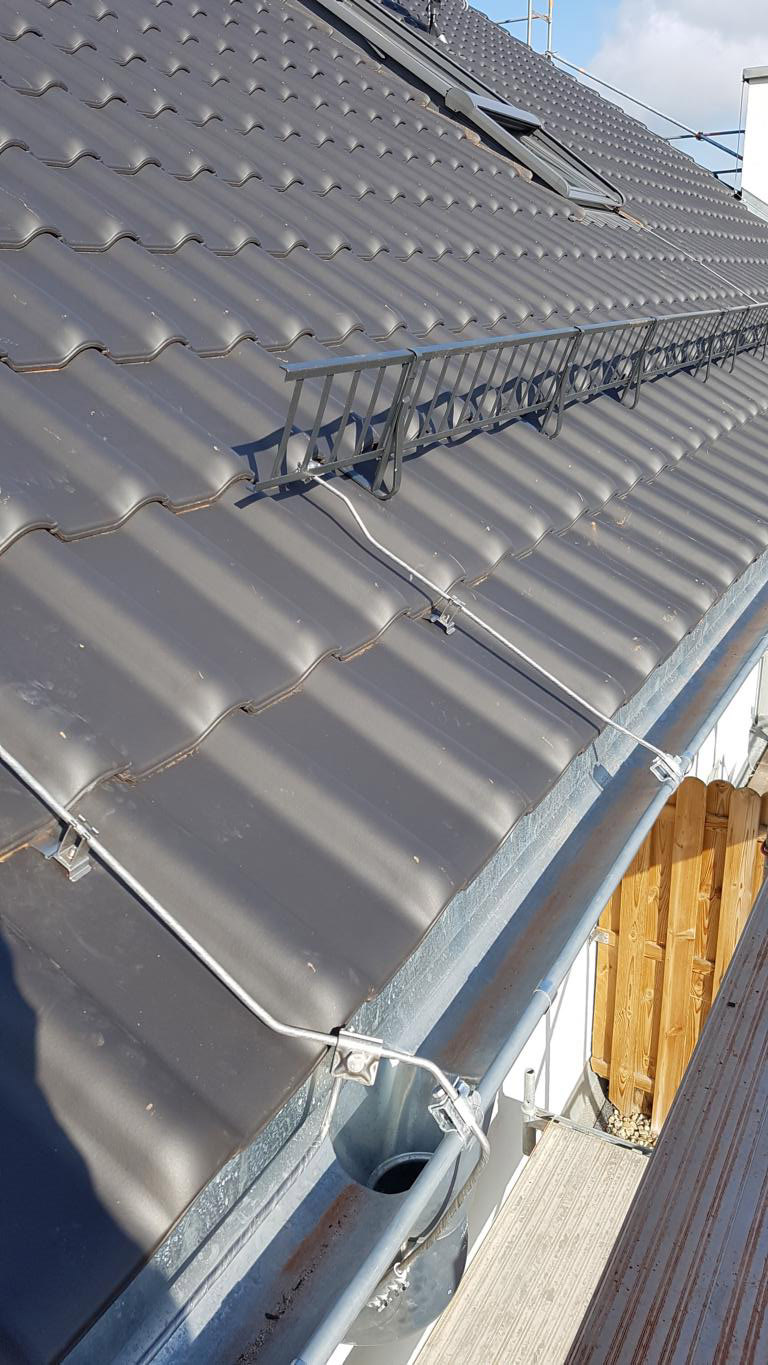 Dachleitungshalter unter Dachziegel mit geprägter Strebe Kunstoff 